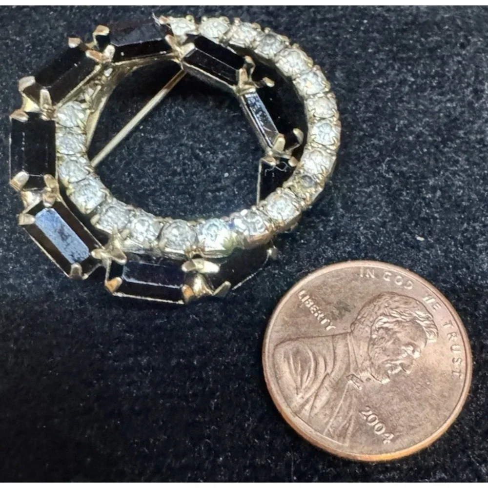 Vintage Gold Tone Black Baguette & Clear Rhinestone Oval Wreath Brooch
